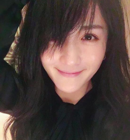 谢娜11月24日,谢娜更新微博晒素颜美照,并写道:感恩感恩!