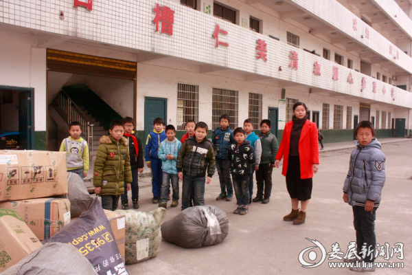 将1000多件衣物送达娄底冷水江市三尖镇石槽仁美清叙雁心希望小学,近
