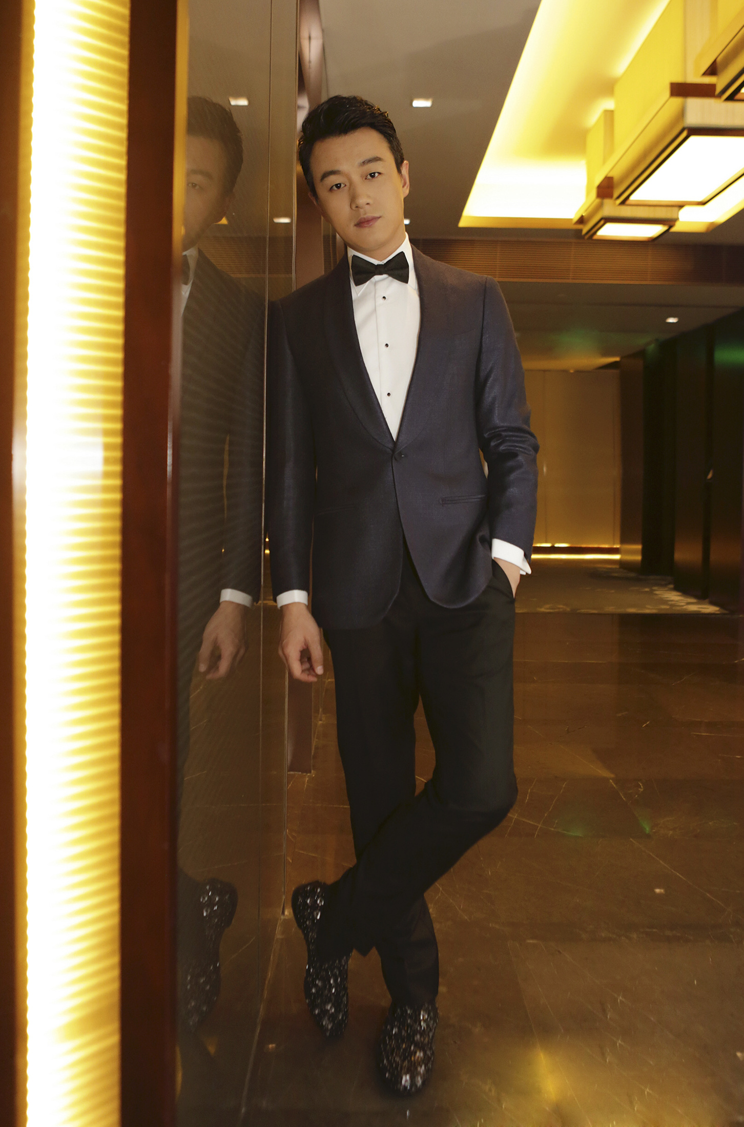 佟大为脚踩亮钻鞋闪耀吸睛 获年度演员奖