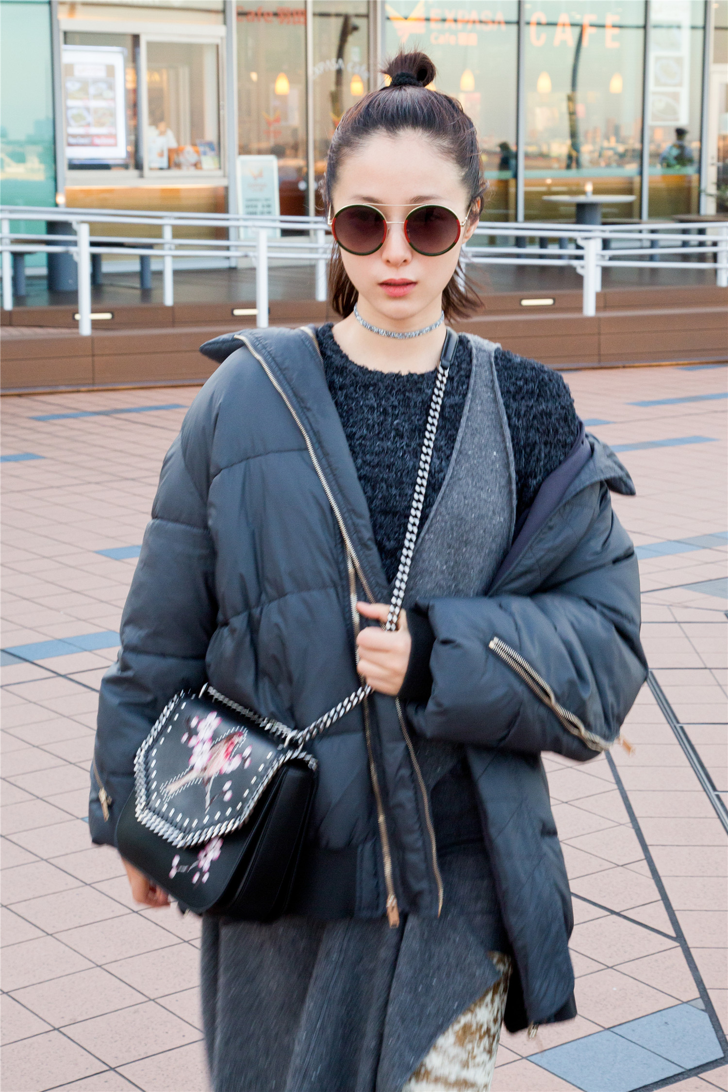 江一燕冬日时尚街拍曝光 巧搭金属色打破冬日沉闷