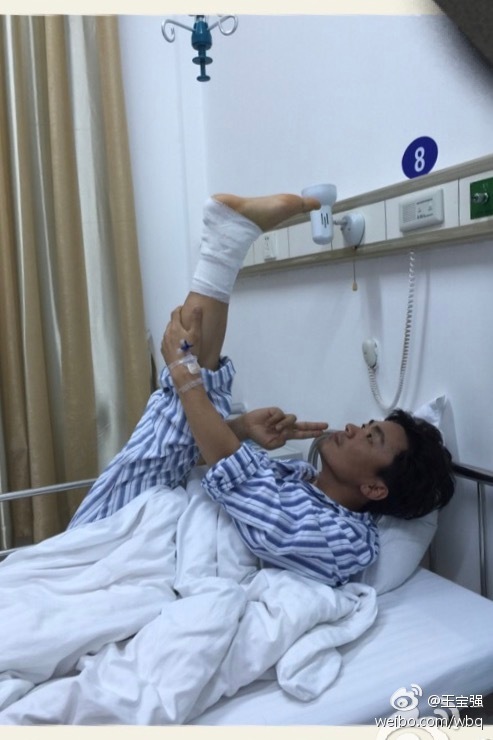 王宝强微博晒入院照小腿钢板两年后取出