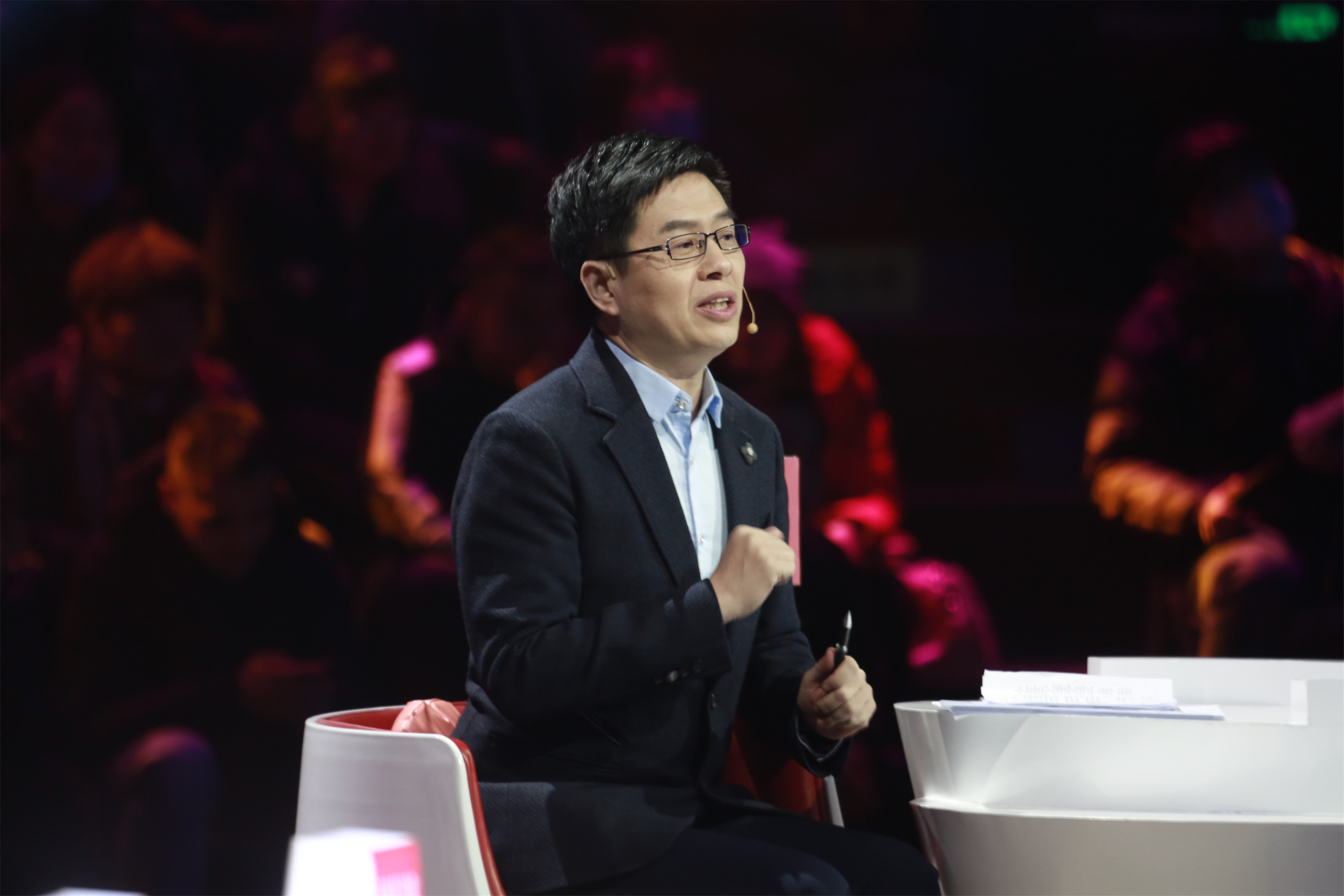 《耳畔中国》现超颜值美女选手 雷佳回忆过世父亲泪洒舞台