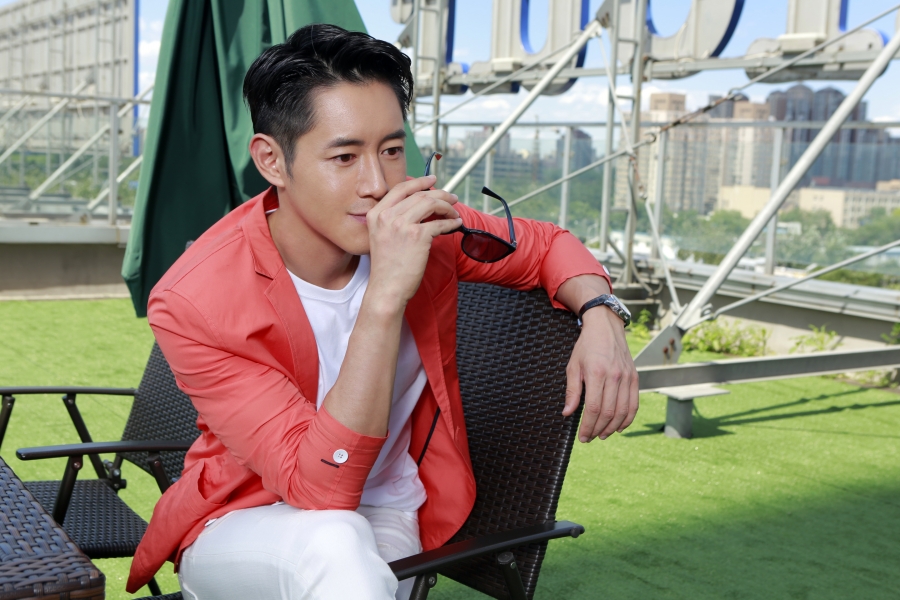 陈正飞曝早春时尚大片 红色西装彰显青春活力