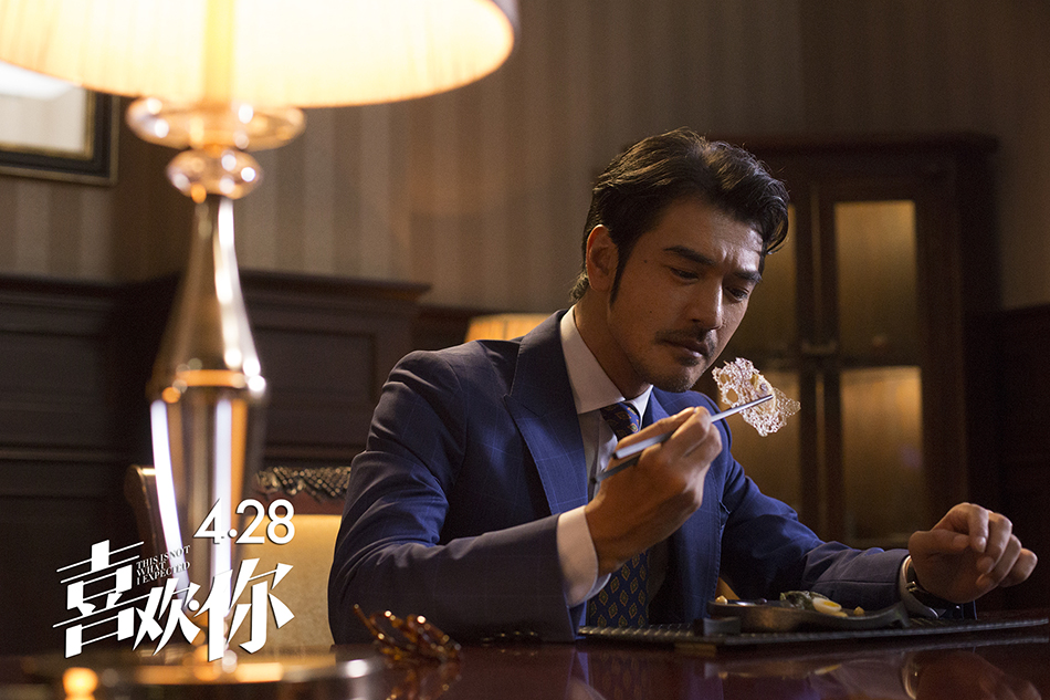 《喜欢你》曝光全新剧照 金城武周冬雨隔空互动玩味十足_电影要闻