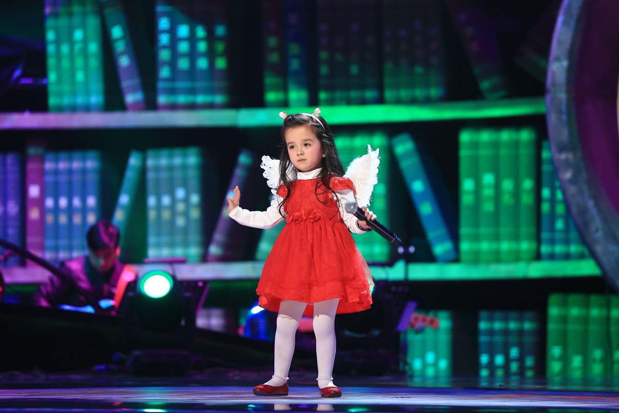 杨雅涵上周日,本周一晚江苏卫视全国首档原创少儿民歌成长音乐真人秀