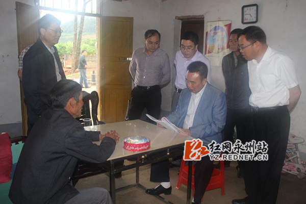 回龙圩管理区调研精准扶贫和基层纪检工作,该区党委书记赵文旺陪同