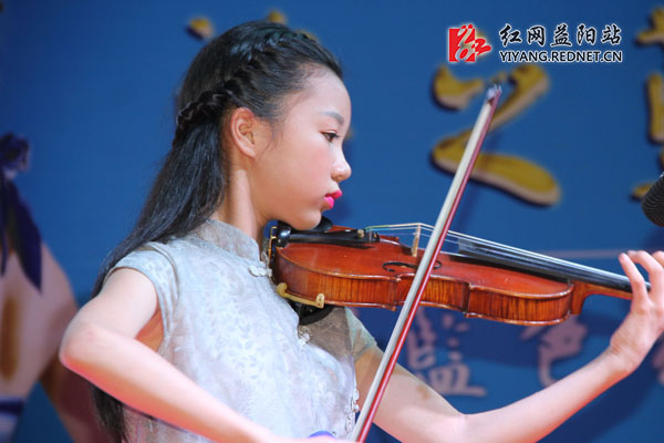 拉小提琴.刘禹 摄