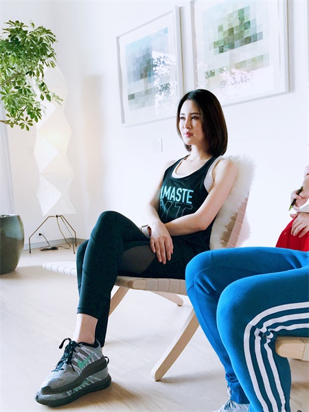 关悦晒瑜伽健身照 高难度动作秀性感身材