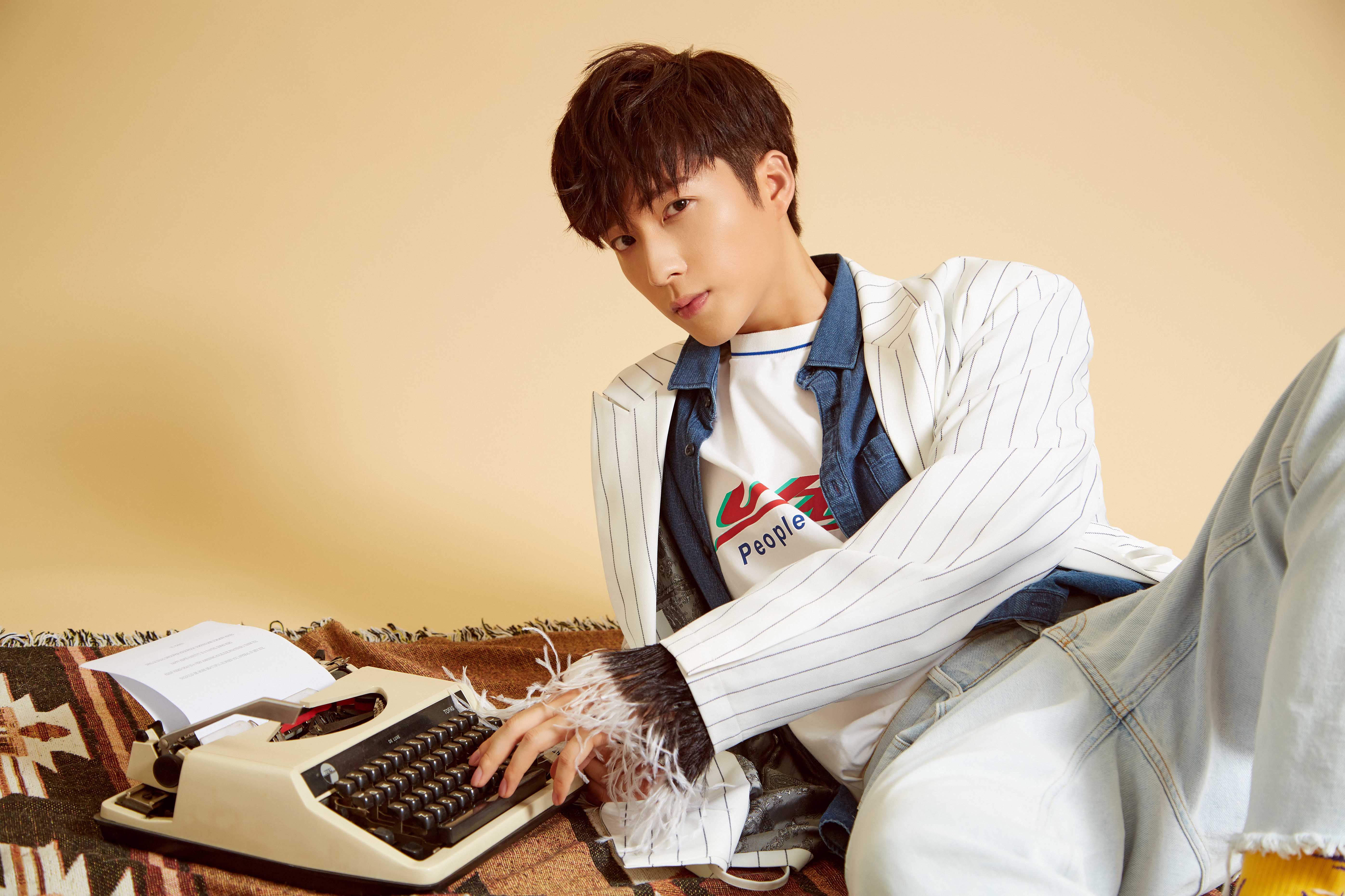 徐凯鑫示范入秋复古look 眼神纯净释放新人潜质