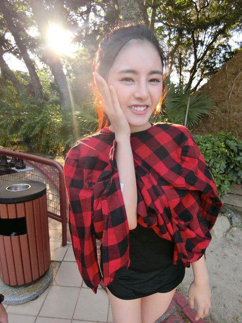 红网 娱乐频道 > 正文       皱眉,嘟嘟嘴,甜笑,每一个表情都是许雅婷