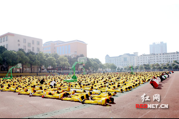 听到防空警报声,岳阳楼区朝阳小学近4000名学生快速跑向空旷的大