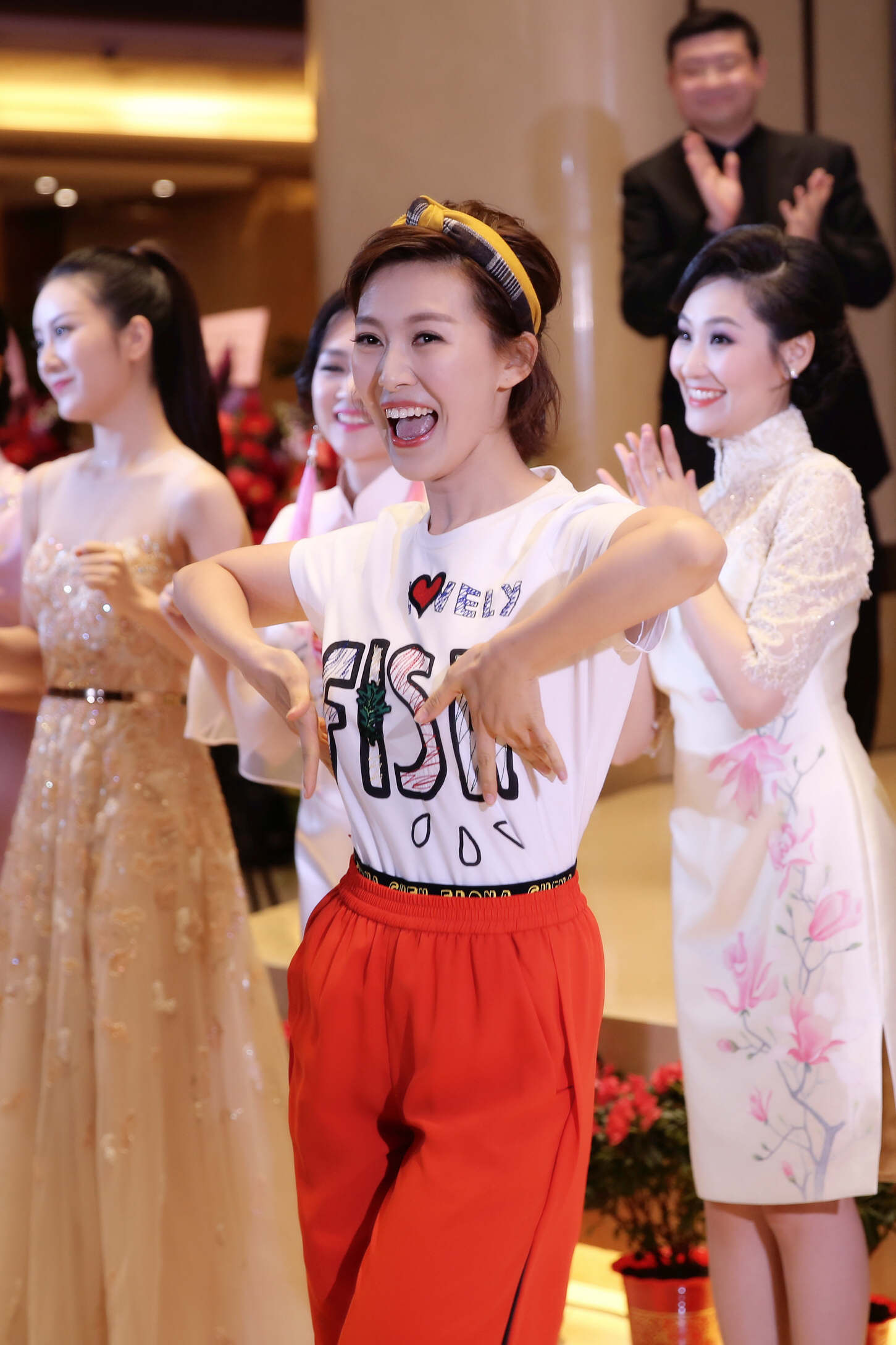 常思思出席中国风音乐会 携民歌手大跳鸭子舞