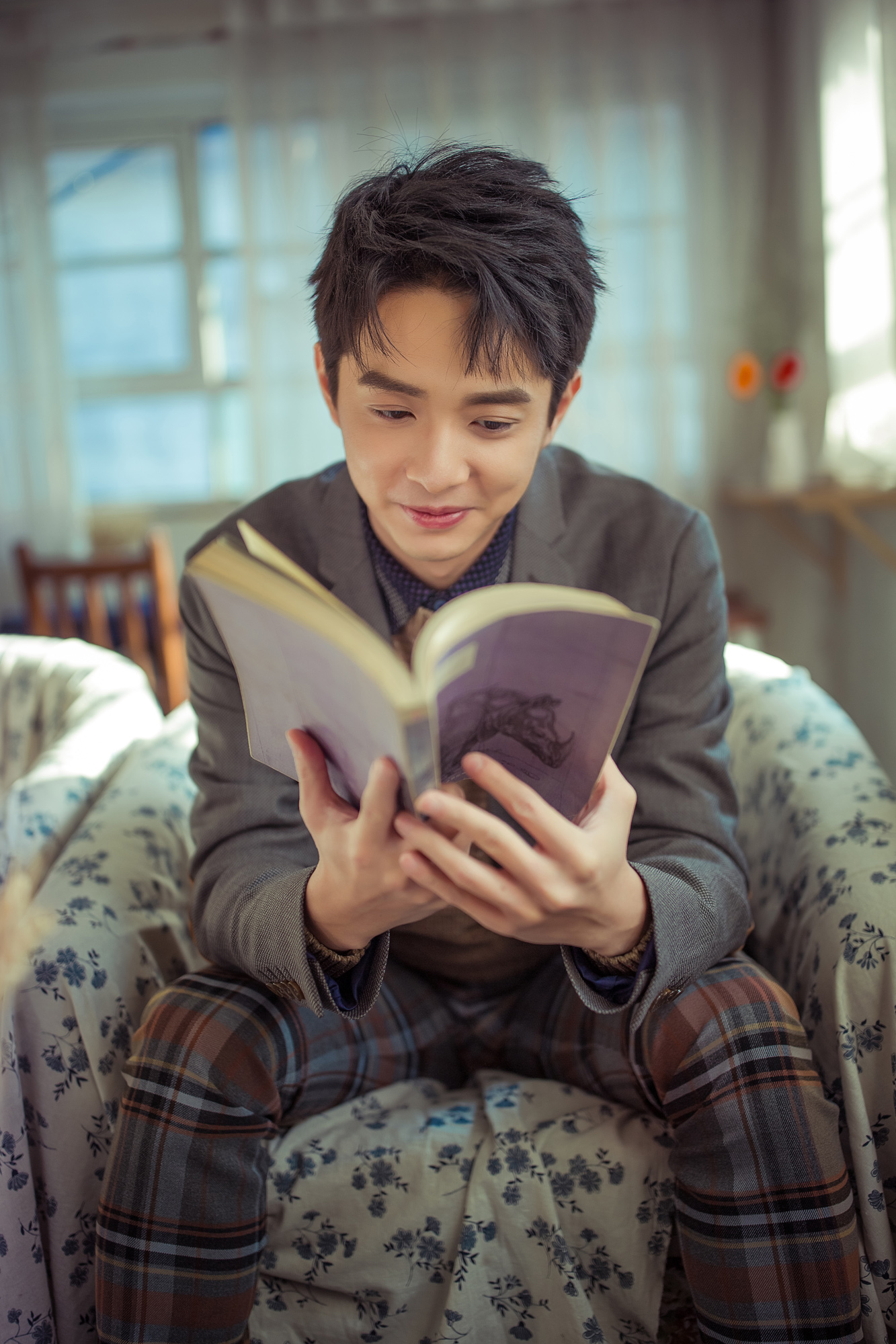 刘智扬冬日文艺写真笑容治愈尽显暖男气质