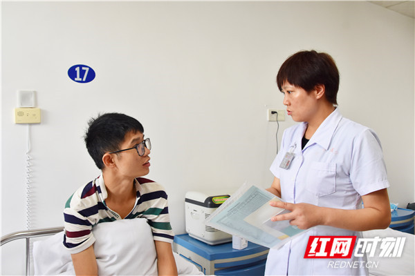 邹勇松(左一)与医生交流自己的病情