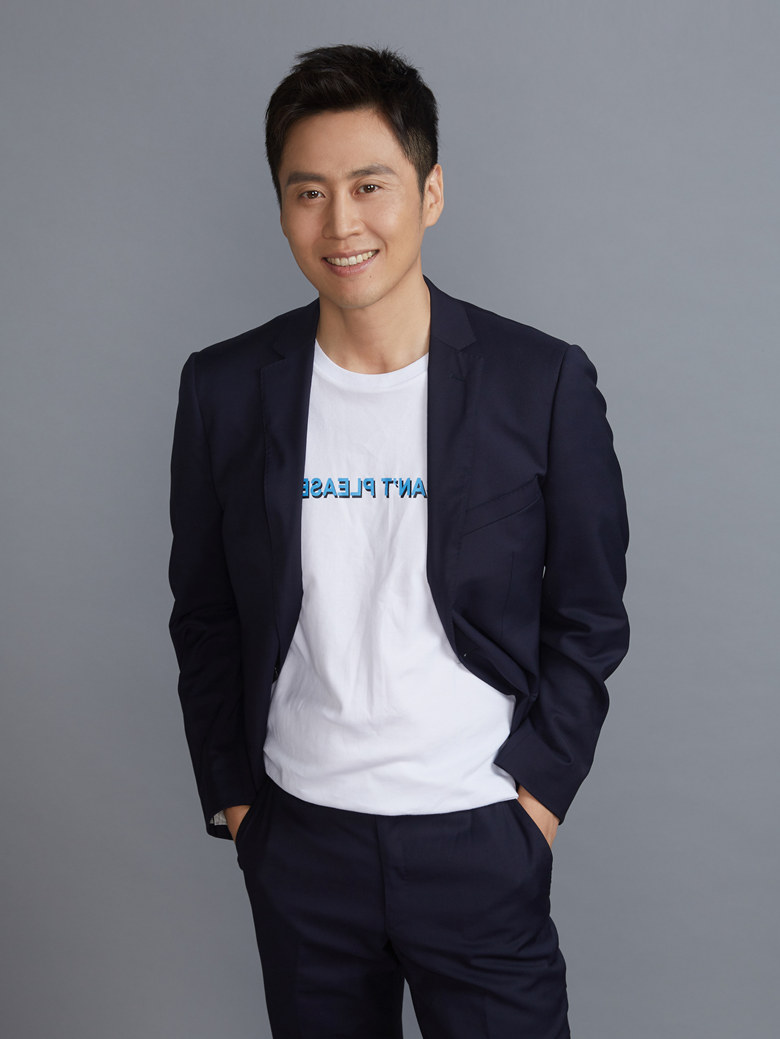 李昊臻西装写真曝光反差气质尽显熟男魅力