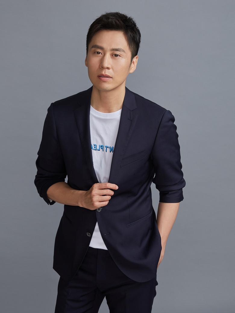 李昊臻西装写真曝光反差气质尽显熟男魅力