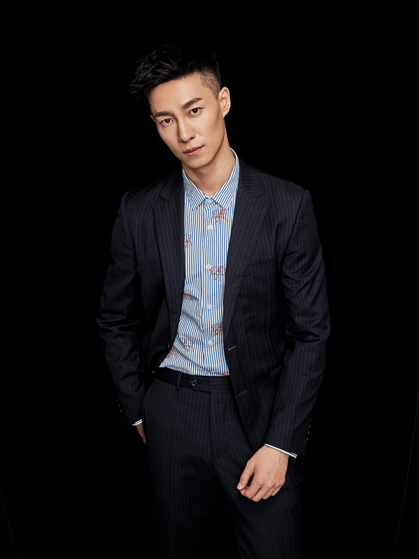 带痞笑,在轻熟型男与雅痞男孩之间自由切换,诠释男人与男孩的双面格调