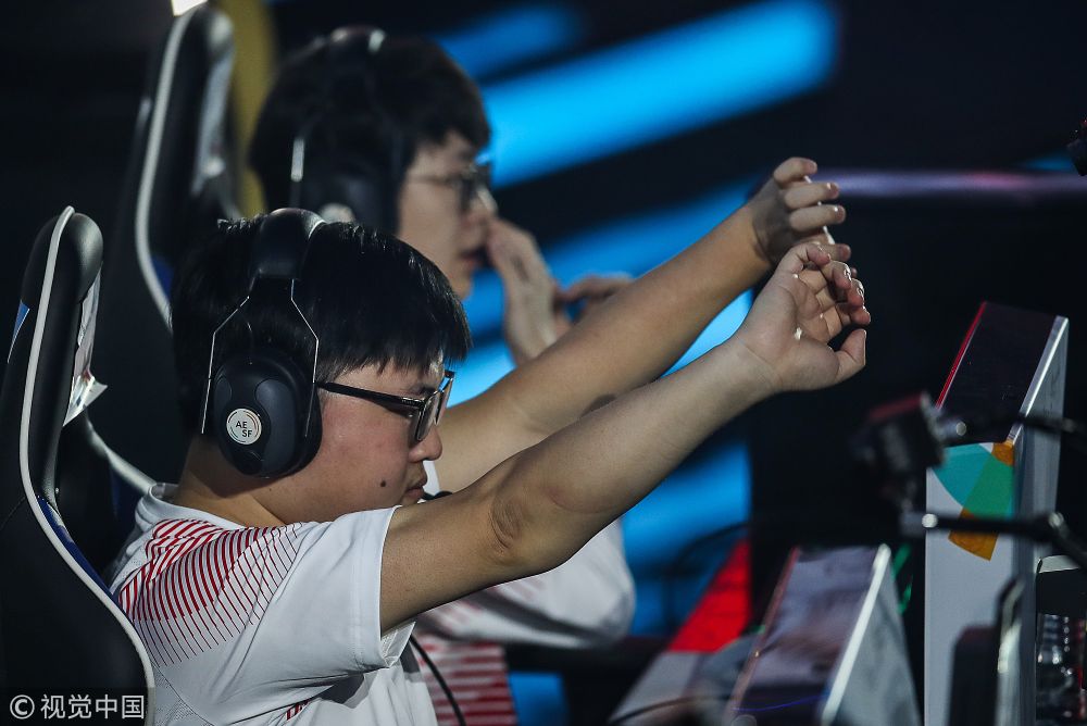 中国队电竞运动员uzi(简自豪)在亚运电竞表演项目中.图/cfp