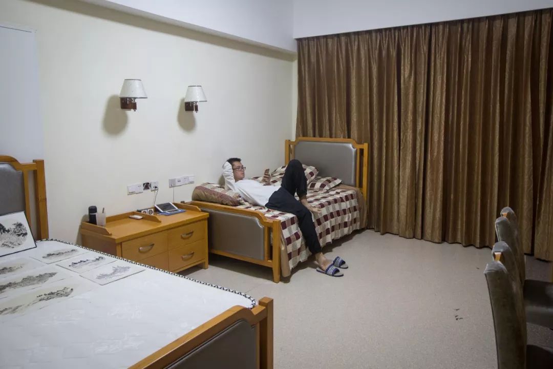 晚上9点多,杨云海在阳光家园的房间内准备休息.