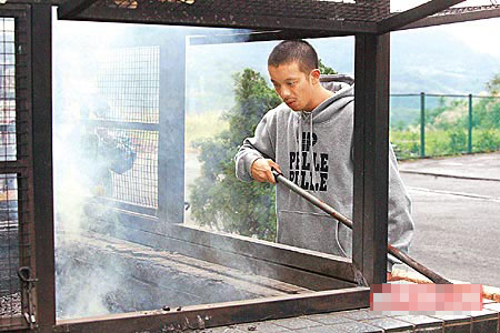 许志玮和她生前男友小派昨前往她骨灰放置处福田妙国"蛋蛋妙居"看她