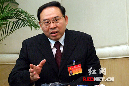 梅克保接受记者采访