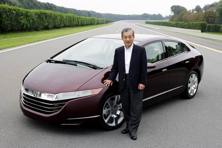 在这张9月25日由日本本田汽车公司提供的照片中,本田公司总裁福井威夫