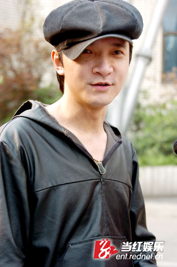 歌手殷浩,"超男"胡景对战"快男"首日初赛