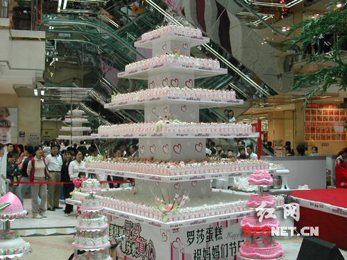 母亲节:巨型蛋糕现身长沙