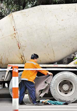 搅拌车"发狂"停不住撞上摩托后又伤两工人      4月17日,广州各