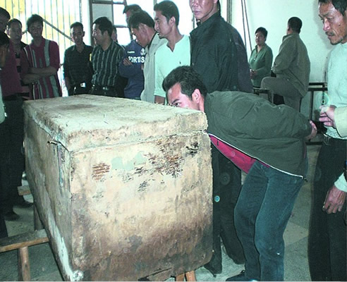 尸体被白"绢"严密包裹      ●经历444年仍未腐烂,"遗容"宛如安睡老太