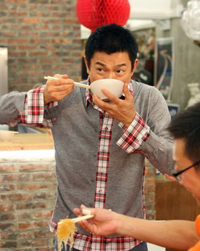 刘德华舒淇写春联贺新春 在剧组享用团年饭