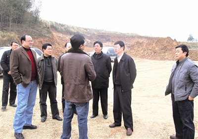 副市长,市新溆,溆怀高速公路协调指挥长谢宏有(右二)在高速公路现场