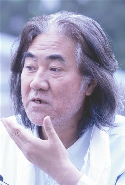 张纪中刮掉标志性胡子 自称感觉很别扭(图)