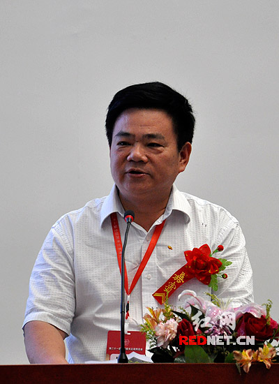 湖南出版投资控股集团总经理张天明评价冰波作品"透露着浓浓爱意".