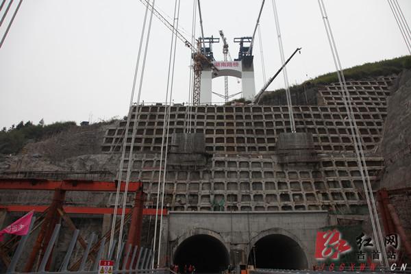 矮寨悬索大桥正在进行边坡防护工程的施工