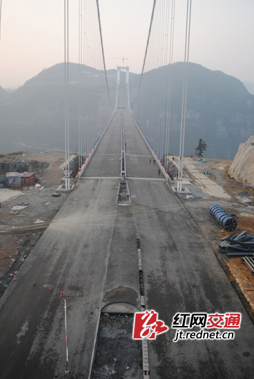 矮寨大桥竣工成为湘西一景 春节开放每天万人参观