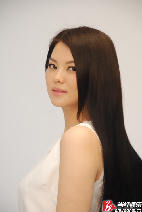 李湘穿黑蕾丝现身机场 戴墨镜摆臭脸显发福(图)