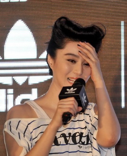 范冰冰赢官司心情靓摆吐舌 与陈冠希相逢遭抢镜