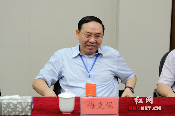 湖南高考首日开局良好 梅克保深入长沙考点巡考