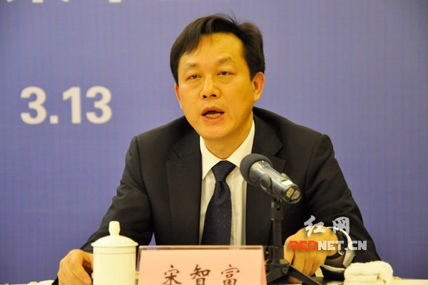 (湖南省委宣传部副部长,省文明办主任宋智富回答记者提问.