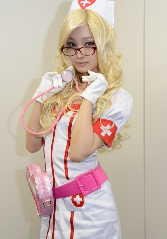 "日版李宇春"着护士装爆乳(组图)