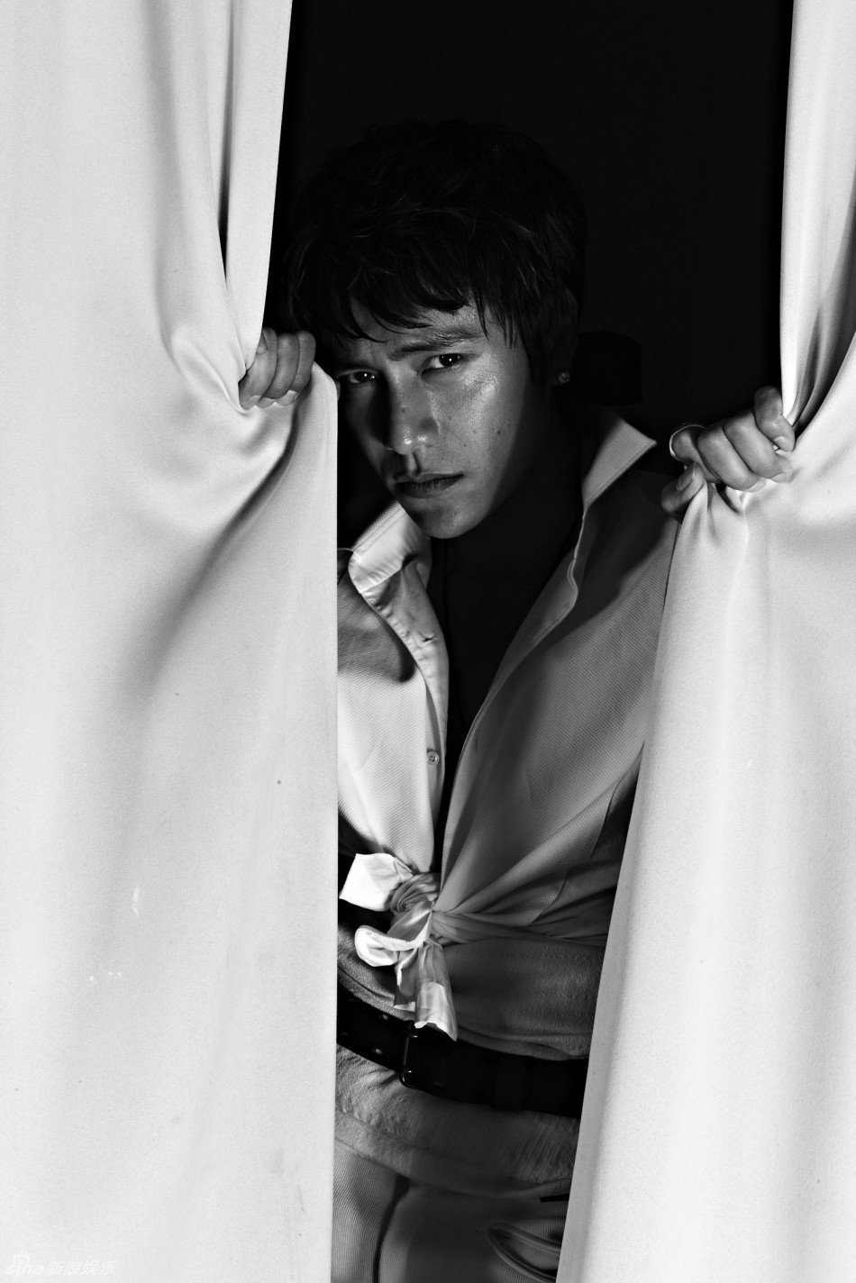 陈坤登杂志封面 罕见露臂部纹身野性神秘(图)