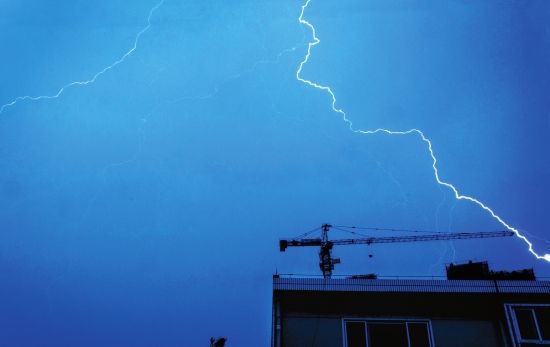 5月14日,长沙香樟路,一道闪电划破长空.图/一路拍摄友卢七星