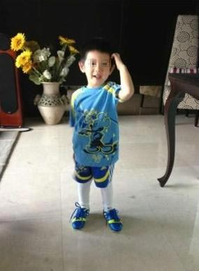 豪门阔太胡静晒3岁儿子近照 称其"牛魔王"(图)