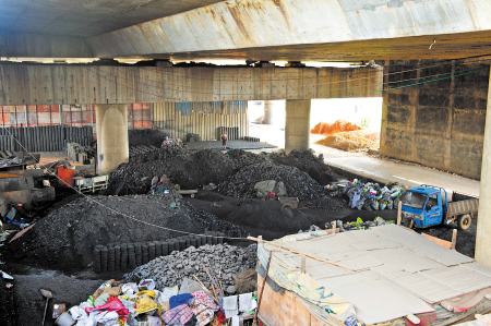 煤球加工厂熏黑高架桥