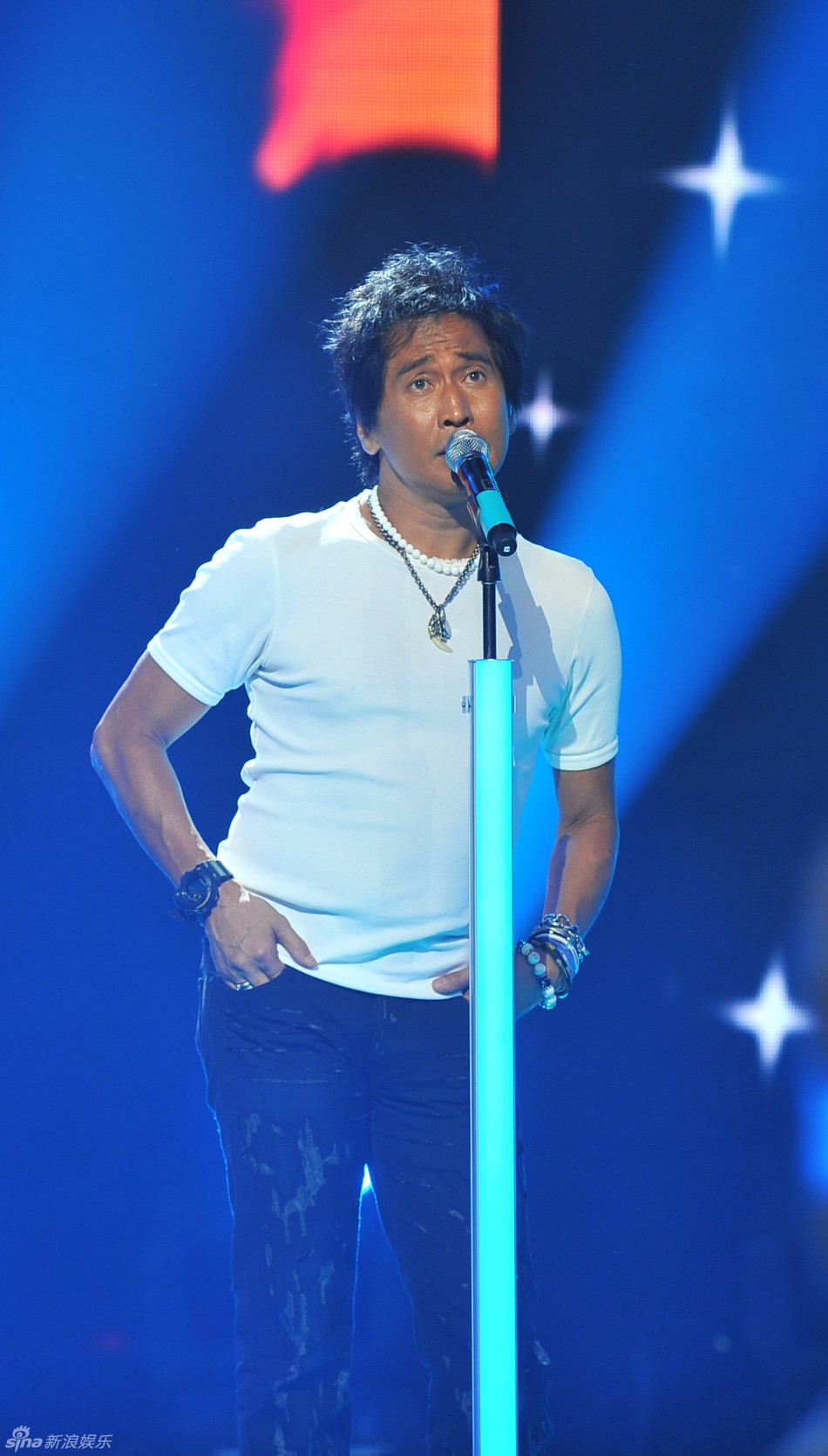 杨钰莹《天下无双》自曝齐秦像初恋男友获激吻(图)