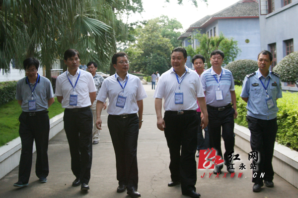 紅網 湖南頻道 > 正文 江永縣委書記陳景茂(左三),縣長唐滿平(左四