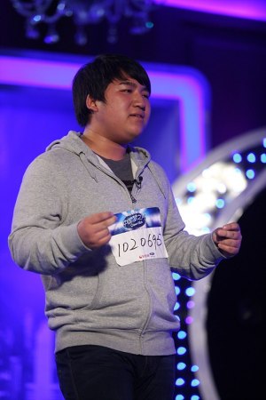 唱歌的邓小坤"树叶王子"徐均朔终极试音会导师吹叶子合影三导师学狼嚎