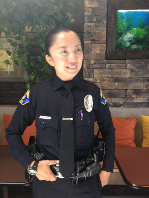 golden是圣玛利诺警局唯一的女性华裔警察,她在现场与圣市居民相谈甚