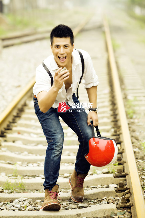 李晨浩全新阳光写真携爱车出镜(组图)